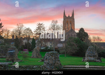 Enterrez les jardins de l'abbaye de St Edmunds, vue au crépuscule de la cathédrale St Edmundsbury et des ruines de l'abbaye médiévale de Bury St Edmunds, Suffolk. Banque D'Images