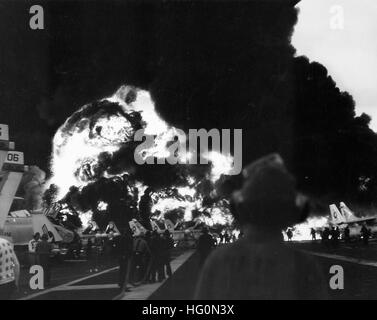 USS Enterprise (CVAN-65 incendie explosions3 1969) Banque D'Images