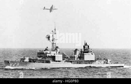 USS Myles C Fox (DD-829) au large du Venezuela 1970 Banque D'Images