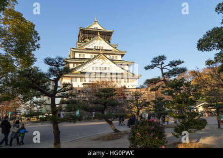 Osaka, Japon - 10 décembre 2014 : l'historique château japonais Banque D'Images