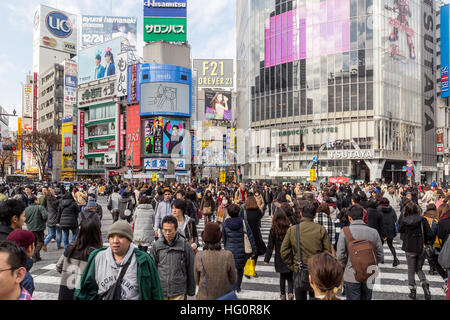 Tokyo, Japon - 21 décembre 2014 : les gens marcher sur le célèbre croisement de Shibuya à Tokyo Banque D'Images