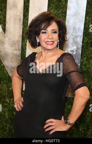 Los Angeles, États-Unis d'Amérique. Le 04 février, 2013. Dame Shirley Bassey arrive à la Vanity Fair Oscar Party Tour au coucher du soleil à West Hollywood, Los Angeles, USA, le 24 février 2013. Photo : Hubert Boesl/dpa | dans le monde d'utilisation/dpa/Alamy Live News Banque D'Images