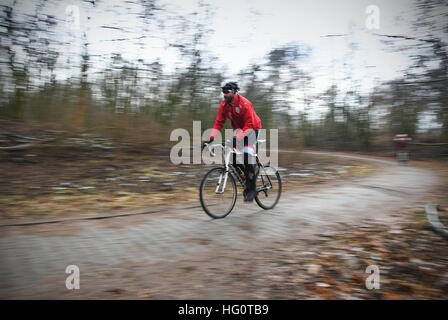 Berlin, Allemagne. 2 Jan, 2017. Ancien cycliste professionnel Jens Voigt en action pendant les quatre premiers kilomètres de tour de la 'Tour de Cure' à la Teufelsberg hill à Berlin, Allemagne, 2 janvier 2017. Le cycliste de Berlin veut rouler le long de la colline jusqu'à ce qu'il a Teufelsberg a couvert la différence en altitute s'apparente à l'Everest. Voigt a pour objectif de soutenir les patients atteints de cancer avec sa tournée. Photo : Soeren Stache/dpa/Alamy Live News Banque D'Images