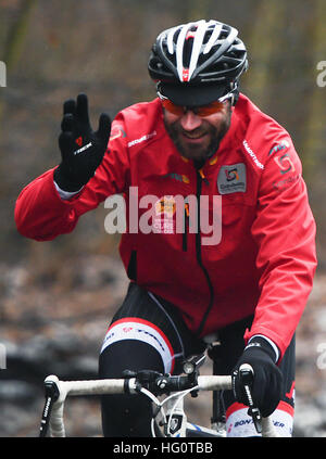 Berlin, Allemagne. 2 Jan, 2017. Ancien cycliste professionnel Jens Voigt en action pendant les quatre premiers kilomètres de tour de la 'Tour de Cure' à la Teufelsberg hill à Berlin, Allemagne, 2 janvier 2017. Le cycliste de Berlin veut rouler le long de la colline jusqu'à ce qu'il a Teufelsberg a couvert la différence en altitute s'apparente à l'Everest. Voigt a pour objectif de soutenir les patients atteints de cancer avec sa tournée. Photo : Soeren Stache/dpa/Alamy Live News Banque D'Images