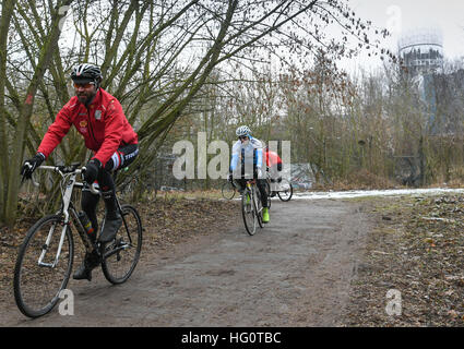 Berlin, Allemagne. 2 Jan, 2017. Ancien cycliste professionnel Jens Voigt (l) et des partisans en action pendant les quatre premiers kilomètres de tour de la 'Tour de Cure' à la Teufelsberg hill à Berlin, Allemagne, 2 janvier 2017. Le cycliste de Berlin veut rouler le long de la colline jusqu'à ce qu'il a Teufelsberg a couvert la différence en altitute s'apparente à l'Everest. Voigt a pour objectif de soutenir les patients atteints de cancer avec sa tournée. Photo : Soeren Stache/dpa/Alamy Live News Banque D'Images