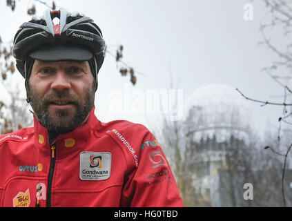 Berlin, Allemagne. 2 Jan, 2017. Ancien cycliste professionnel Jens Voigt prenant une pause pendant les quatre premiers kilomètres de tour de la 'Tour de Cure' à la Teufelsberg hill à Berlin, Allemagne, 2 janvier 2017. Le cycliste de Berlin veut rouler le long de la colline jusqu'à ce qu'il a Teufelsberg a couvert la différence en altitute s'apparente à l'Everest. Voigt a pour objectif de soutenir les patients atteints de cancer avec sa tournée. Photo : Soeren Stache/dpa/Alamy Live News Banque D'Images