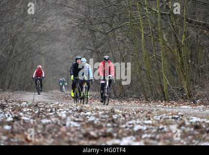 Berlin, Allemagne. 2 Jan, 2017. Ancien cycliste professionnel Jens Voigt (r) et des partisans en action pendant les quatre premiers kilomètres de tour de la 'Tour de Cure' à la Teufelsberg hill à Berlin, Allemagne, 2 janvier 2017. Le cycliste de Berlin veut rouler le long de la colline jusqu'à ce qu'il a Teufelsberg a couvert la différence en altitute s'apparente à l'Everest. Voigt a pour objectif de soutenir les patients atteints de cancer avec sa tournée. Photo : Soeren Stache/dpa/Alamy Live News Banque D'Images