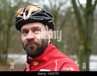 Berlin, Allemagne. 2 Jan, 2017. Ancien cycliste professionnel Jens Voigt attend le début de la première ronde de quatre kilomètres de la 'Tour de Cure' à la Teufelsberg hill à Berlin, Allemagne, 2 janvier 2017. Le cycliste de Berlin veut rouler le long de la colline jusqu'à ce qu'il a Teufelsberg a couvert la différence en altitute s'apparente à l'Everest. Voigt a pour objectif de soutenir les patients atteints de cancer avec sa tournée. Photo : Soeren Stache/dpa/Alamy Live News Banque D'Images