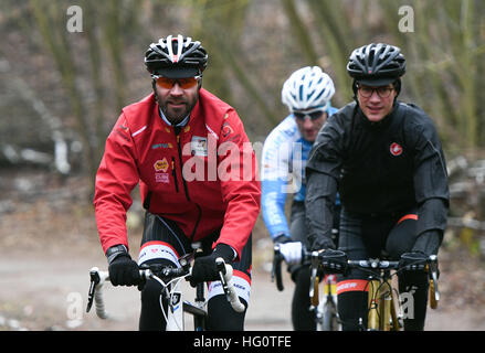 Berlin, Allemagne. 2 Jan, 2017. Ancien cycliste professionnel Jens Voigt (l) et des partisans en action pendant les quatre premiers kilomètres de tour de la 'Tour de Cure' à la Teufelsberg hill à Berlin, Allemagne, 2 janvier 2017. Le cycliste de Berlin veut rouler le long de la colline jusqu'à ce qu'il a Teufelsberg a couvert la différence en altitute s'apparente à l'Everest. Voigt a pour objectif de soutenir les patients atteints de cancer avec sa tournée. Photo : Soeren Stache/dpa/Alamy Live News Banque D'Images