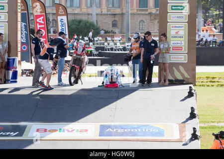 Asunción, Paraguay. 1er janvier 2017. Laller Racing, le cavalier Lajos Horvath s'agenouille d'un drapeau sur le podium lors de la cérémonie symbolique de départ du Rallye de Dakar 2017 à Asunción, au Paraguay. Credit: Andre M. Chang/Alamy Live News Banque D'Images