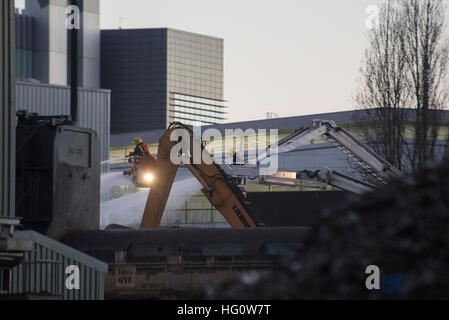 Brentford, Londres, Royaume-Uni. 2e janvier 2017. Dix camions de pompiers et d'environ 70 pompiers et policiers ont été appelés pour un incendie dans un centre de recyclage sur les transports Avenue à Brentford cet après-midi. Environ 75 tonnes de déchets recyclables ont été impliqués. À ses débuts la fumée de l'incendie pourrait être vue à des kilomètres à la ronde et les agents de contrôle de la Brigade 999 a pris plus de 70 appels d'urgence à l'incident. Les résidents locaux ont également recommandé de garder les fenêtres fermées par mesure de précaution. Crédit : Peter Manning/Alamy Live News Banque D'Images