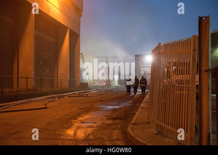 Brentford, Londres, Royaume-Uni. 2e janvier 2017. Dix camions de pompiers et d'environ 70 pompiers et policiers ont été appelés pour un incendie dans un centre de recyclage sur les transports Avenue à Brentford cet après-midi. Environ 75 tonnes de déchets recyclables ont été impliqués. À ses débuts la fumée de l'incendie pourrait être vue à des kilomètres à la ronde et les agents de contrôle de la Brigade 999 a pris plus de 70 appels d'urgence à l'incident. Les résidents locaux ont également recommandé de garder les fenêtres fermées par mesure de précaution. Crédit : Peter Manning/Alamy Live News Banque D'Images