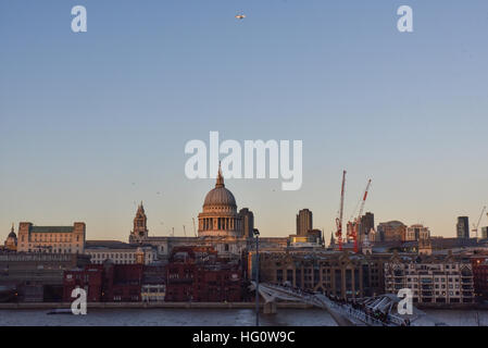 Londres, Royaume-Uni. 2 Jan, 2017. Coucher de soleil sur de la Tate Modern de Londres. © Matthieu Chattle/Alamy Live News Banque D'Images