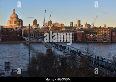 Londres, Royaume-Uni. 2 Jan, 2017. Coucher de soleil sur de la Tate Modern de Londres. © Matthieu Chattle/Alamy Live News Banque D'Images