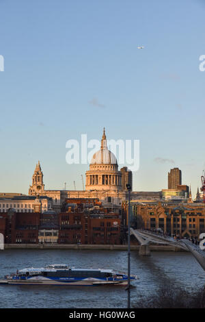 Londres, Royaume-Uni. 2 Jan, 2017. Coucher de soleil sur de la Tate Modern de Londres. © Matthieu Chattle/Alamy Live News Banque D'Images