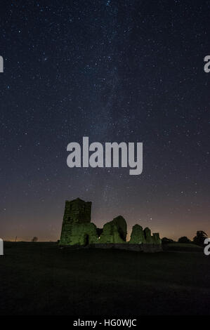 Knowlton, Dorset, UK. 2e janvier 2017. Météo britannique. Vue de la Voie lactée au-dessus de l'Église près de Knowlton en Wimborne Dorset sur une froide nuit hivers claire. Knowlton est l'Église d'origine normande et a été construit au 12ème siècle et est situé au centre d'un rituel néolithique henge de terrassement. Photo de Graham Hunt/Alamy Live News Banque D'Images