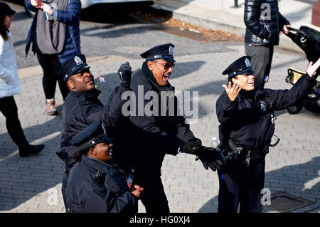 Philadelphia, États-Unis. 06Th Jan, 2017. Les policiers tentent d'attraper les bonbons trown vers la foule s garniture de Broad Street, au cours de la 117e assemblée annuelle le jour de l'an Mummers Parade, à Philadelphie, PA, 1er janvier 2017. © Bastiaan Slabbers/Alamy Live News Banque D'Images