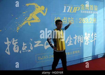 Shanghai, Shanghai, Chine. 1er janvier 2017. Shanghai, Chine - janvier 2017 1 Éditorial : (UTILISER SEULEMENT. Chine).Le premier marathon "verticale" est tenue à Shanghai, la Chine de l'est la province de l'Anhui, le 1er janvier 2017. Environ une centaine de citoyens ont assisté à la verticale marthon dans le 263 mètres de haut bâtiment. Il a seulement pris environ 11 minutes du champion du marathon pour finir le marathon vertical dans les 63 étages de gratte-ciel. © SIPA Asie/ZUMA/Alamy Fil Live News Banque D'Images