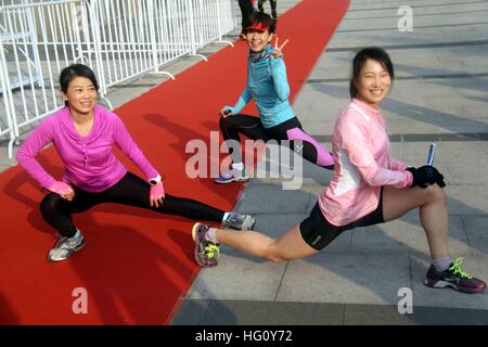 Shanghai, Shanghai, Chine. 1er janvier 2017. Shanghai, Chine - janvier 2017 1 Éditorial : (UTILISER SEULEMENT. Chine).Le premier marathon "verticale" est tenue à Shanghai, la Chine de l'est la province de l'Anhui, le 1er janvier 2017. Environ une centaine de citoyens ont assisté à la verticale marthon dans le 263 mètres de haut bâtiment. Il a seulement pris environ 11 minutes du champion du marathon pour finir le marathon vertical dans les 63 étages de gratte-ciel. © SIPA Asie/ZUMA/Alamy Fil Live News Banque D'Images