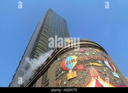 Shanghai, Shanghai, Chine. 1er janvier 2017. Shanghai, Chine - janvier 2017 1 Éditorial : (UTILISER SEULEMENT. Chine).Le premier marathon "verticale" est tenue à Shanghai, la Chine de l'est la province de l'Anhui, le 1er janvier 2017. Environ une centaine de citoyens ont assisté à la verticale marthon dans le 263 mètres de haut bâtiment. Il a seulement pris environ 11 minutes du champion du marathon pour finir le marathon vertical dans les 63 étages de gratte-ciel. © SIPA Asie/ZUMA/Alamy Fil Live News Banque D'Images