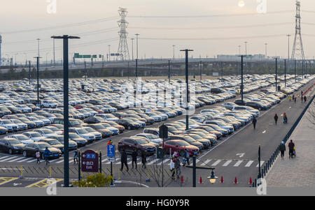 Shanghai, Shanghai, Chine. 1er janvier 2017. Shanghai, Chine - janvier 2017 1 Éditorial : (UTILISER SEULEMENT. Chine).Le parking du Shanghai Disney Resort est encombrée de nombreux véhicules privés de touristes à Shanghai, Januaray 1er, 2016. De nombreux touristes se pressent à Shanghai Disney Resort au cours de la nouvelle année. © SIPA Asie/ZUMA/Alamy Fil Live News Banque D'Images