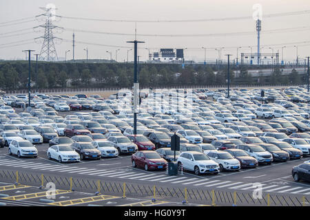 Shanghai, Shanghai, Chine. 1er janvier 2017. Shanghai, Chine - janvier 2017 1 Éditorial : (UTILISER SEULEMENT. Chine).Le parking du Shanghai Disney Resort est encombrée de nombreux véhicules privés de touristes à Shanghai, Januaray 1er, 2016. De nombreux touristes se pressent à Shanghai Disney Resort au cours de la nouvelle année. © SIPA Asie/ZUMA/Alamy Fil Live News Banque D'Images