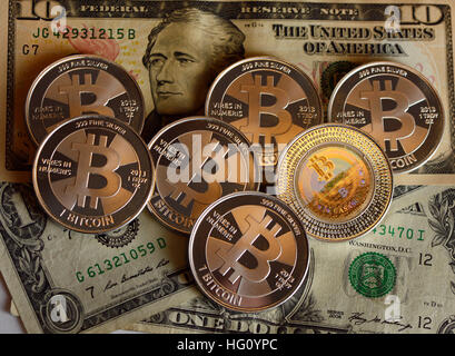Berlin, Allemagne. 28 nov., 2013. ILLUSTRATION - Les Bitcoins se trouvent sur des billets d'un dollar au vendeur de pièces d'édition électronique 'BitcoinCommodities' à Berlin, Allemagne, 28 novembre 2013. Bitcoin est un open source peer-to-peer l'argent électronique et réseau de paiement. Les pièces portent un code numérique appelé clé privée qui fournit la valeur du bitcoin avec elle. Les Bitcoins peuvent être utilisés pour les paiements numériques ou sont achetés et vendus à un prix variable par rapport à la valeur des autres monnaies. Photo : JENS KALAENE | dans le monde d'utilisation/dpa/Alamy Live News Banque D'Images