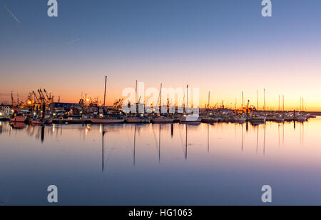 Newlyn, Cornwall, UK. 3e janvier 2017. Météo britannique. Les températures sont en dessous de 0 dans la plupart des Cornouailles au lever du soleil, avec un ciel clair. Une belle journée ensoleillée avec peu de vent est prévue. Crédit : Simon Maycock/Alamy Live News Banque D'Images