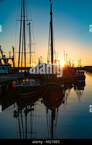 Newlyn, Cornwall, UK. 3e janvier 2017. Météo britannique. Les températures sont en dessous de 0 dans la plupart des Cornouailles au lever du soleil, avec un ciel clair. Une belle journée ensoleillée avec peu de vent est prévue. Crédit : Simon Maycock/Alamy Live News Banque D'Images