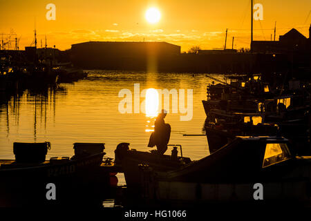 Newlyn, Cornwall, UK. 3e janvier 2017. Météo britannique. Les températures sont en dessous de 0 dans la plupart des Cornouailles au lever du soleil, avec un ciel clair. Une belle journée ensoleillée avec peu de vent est prévue. Crédit : Simon Maycock/Alamy Live News Banque D'Images