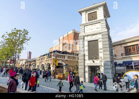 Shanghai, Shanghai, Chine. 1er janvier 2017. Shanghai, Chine - janvier 2017 1 Éditorial : (UTILISER SEULEMENT. Chine).Les touristes affluent à Shanghai Disney Resort durant les vacances du Nouvel An à Shanghai, le 1er janvier 2017. © SIPA Asie/ZUMA/Alamy Fil Live News Banque D'Images