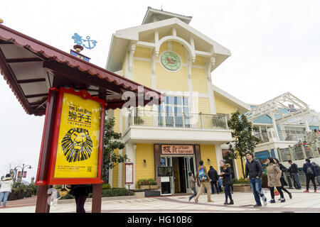 Shanghai, Shanghai, Chine. 1er janvier 2017. Shanghai, Chine - janvier 2017 1 Éditorial : (UTILISER SEULEMENT. Chine).Les touristes affluent à Shanghai Disney Resort durant les vacances du Nouvel An à Shanghai, le 1er janvier 2017. © SIPA Asie/ZUMA/Alamy Fil Live News Banque D'Images