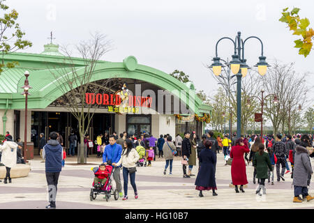 Shanghai, Shanghai, Chine. 1er janvier 2017. Shanghai, Chine - janvier 2017 1 Éditorial : (UTILISER SEULEMENT. Chine).Les touristes affluent à Shanghai Disney Resort durant les vacances du Nouvel An à Shanghai, le 1er janvier 2017. © SIPA Asie/ZUMA/Alamy Fil Live News Banque D'Images