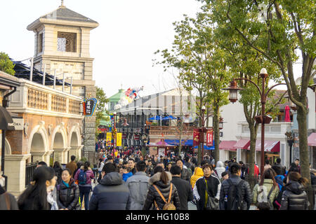 Shanghai, Shanghai, Chine. 1er janvier 2017. Shanghai, Chine - janvier 2017 1 Éditorial : (UTILISER SEULEMENT. Chine).Les touristes affluent à Shanghai Disney Resort durant les vacances du Nouvel An à Shanghai, le 1er janvier 2017. © SIPA Asie/ZUMA/Alamy Fil Live News Banque D'Images