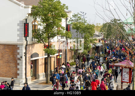 Shanghai, Shanghai, Chine. 1er janvier 2017. Shanghai, Chine - janvier 2017 1 Éditorial : (UTILISER SEULEMENT. Chine).Les touristes affluent à Shanghai Disney Resort durant les vacances du Nouvel An à Shanghai, le 1er janvier 2017. © SIPA Asie/ZUMA/Alamy Fil Live News Banque D'Images