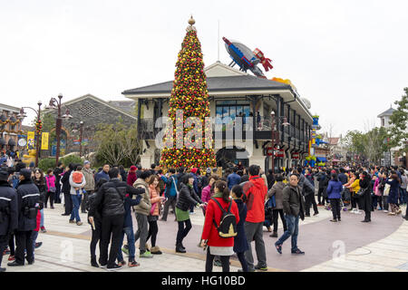 Shanghai, Shanghai, Chine. 1er janvier 2017. Shanghai, Chine - janvier 2017 1 Éditorial : (UTILISER SEULEMENT. Chine).Les touristes affluent à Shanghai Disney Resort durant les vacances du Nouvel An à Shanghai, le 1er janvier 2017. © SIPA Asie/ZUMA/Alamy Fil Live News Banque D'Images