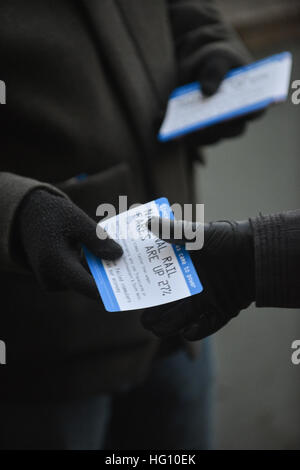 La gare de Waterloo, Londres, Royaume-Uni. 3e janvier 2017. Les militants du parti travailliste la distribution de tracts à Wateloo Banque D'Images