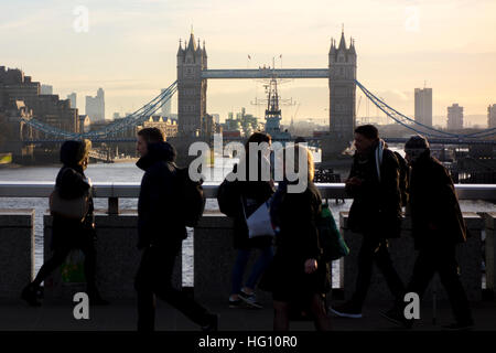 Londres, Royaume-Uni. 3 janvier, 2017. Les banlieusards de Londres retour au travail sur le pont de Londres ce matin, après la pause de Noël et Nouvel An. © CAMimage/Alamy Live News Banque D'Images