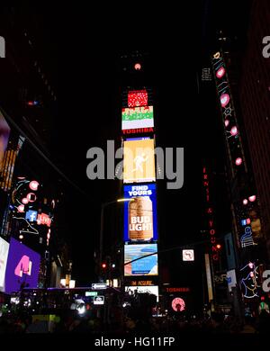 New York, NY, USA. 31 Dec, 2016. Atmosphère dehors et environ pour la célébrité Candids - New Year's Eve 2016, Times Square, New York, New York, NY Le 31 décembre 2016. © RCF/Everett Collection/Alamy Live News Banque D'Images
