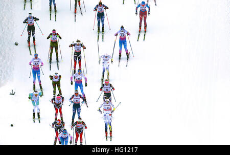 Oberstdorf, Allemagne. 06Th Jan, 2017. Les skieurs de fond départ dans la FSI concours Tour de Ski à Oberstdorf, en Allemagne, 03 janvier 2017. La compétition a lieu entre le 03.01.17 et le 04.01.17. Photo : Karl-Josef Opim/dpa/Alamy Live News Banque D'Images