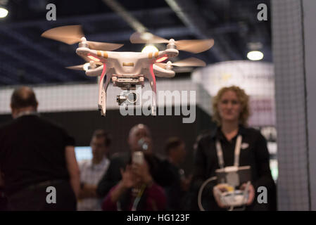 Las Vegas, USA. 07Th Jan, 2016. ARCHIV - Ein DJI-Mitarbeiter führt eine DJI Phantom 3 Professionnel Drohne suis Stand von DJI auf der Consumer Electronics Show (CES) de Las Vegas, Nevada, USA, 06 janvier 2016 suis vor. (Zu dpa a été "von der SCÉ 2017 zu erwarten ist') Photo : Jason/Ogulnik /dpa dpa/Alamy Live News Banque D'Images