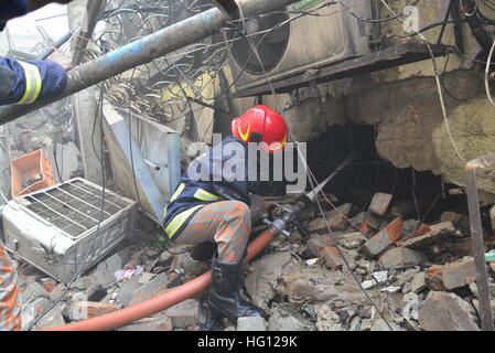 Dhaka, Bangladesh. 3 janvier, 2017. Les pompiers du Bangladesh essayer d'éteindre une flamme après un incendie a éclaté dans un marché à Gulshan, à Dhaka, au Bangladesh. Une partie de la CDC de deux étages s'est effondré sur le marché comme un violent incendie a éclaté au marché de Gulshan-1 de la capitale tôt mardi. Mamunur Rashid/crédit : Alamy Live News Banque D'Images