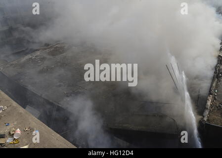 Dhaka, Bangladesh. 3 janvier, 2017. Les pompiers du Bangladesh essayer d'éteindre une flamme après un incendie a éclaté dans un marché à Gulshan, à Dhaka, au Bangladesh. Une partie de la CDC de deux étages s'est effondré sur le marché comme un violent incendie a éclaté au marché de Gulshan-1 de la capitale tôt mardi. Mamunur Rashid/crédit : Alamy Live News Banque D'Images