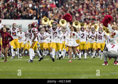 2 janvier 2017 - Californie, USA - USC Trojans prendre le champ avant le Rose Bowl Game entre Penn State Nittany Lions et Université de Californie du sud de Troie au Rose Bowl Stadium de Pasadena, Californie. L'USC a gagné 52-49. (Crédit Image : © Scott Taetsch via Zuma sur le fil) Banque D'Images