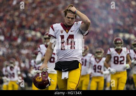 2 janvier 2017 - Californie, USA - USC quarterback Sam Darnold (14) prend le champ avant le Rose Bowl Game entre Penn State Nittany Lions et Université de Californie du sud de Troie au Rose Bowl Stadium de Pasadena, Californie. L'USC a gagné 52-49. (Crédit Image : © Scott Taetsch via Zuma sur le fil) Banque D'Images