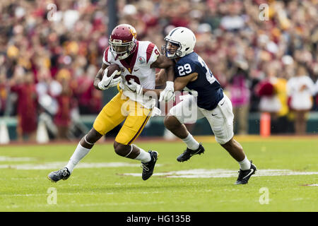 2 janvier 2017 - Californie, USA - USC arrière défensif Iman Marshall (8) exécute la balle tout en étant poursuivi par Penn State John évoluait Reid (29) dans la première moitié pendant le Rose Bowl Game entre Penn State Nittany Lions et Université de Californie du sud de Troie au Rose Bowl Stadium de Pasadena, Californie. L'USC a gagné 52-49. (Crédit Image : © Scott Taetsch via Zuma sur le fil) Banque D'Images