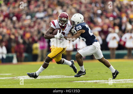 2 janvier 2017 - Californie, USA - USC arrière défensif Iman Marshall (8) exécute la balle tout en étant poursuivi par Penn State John évoluait Reid (29) dans la première moitié pendant le Rose Bowl Game entre Penn State Nittany Lions et Université de Californie du sud de Troie au Rose Bowl Stadium de Pasadena, Californie. L'USC a gagné 52-49. (Crédit Image : © Scott Taetsch via Zuma sur le fil) Banque D'Images