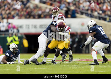2 janvier 2017 - Californie, USA - USC arrière défensif Chris Hawkins (4) est abordé par Penn State défensive fin Torrence Brown (19) dans la première moitié pendant le Rose Bowl Game entre Penn State Nittany Lions et Université de Californie du sud de Troie au Rose Bowl Stadium de Pasadena, Californie. L'USC a gagné 52-49. (Crédit Image : © Scott Taetsch via Zuma sur le fil) Banque D'Images
