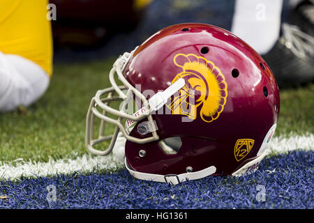 2 janvier 2017 - Californie, USA - USC casque sur le terrain avant le Rose Bowl Game entre Penn State Nittany Lions et Université de Californie du sud de Troie au Rose Bowl Stadium de Pasadena, Californie. L'USC a gagné 52-49. (Crédit Image : © Scott Taetsch via Zuma sur le fil) Banque D'Images