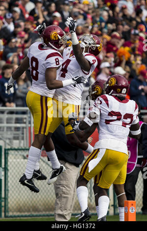 2 janvier 2017 - Californie, USA - USC arrière défensif Iman Marshall (8) célèbre l'interception avec USC arrière défensif Chris Hawkins (4) et de l'USC arrière défensif Leon McQuay III (22) dans la première moitié pendant le Rose Bowl Game entre Penn State Nittany Lions et Université de Californie du sud de Troie au Rose Bowl Stadium de Pasadena, Californie. L'USC a gagné 52-49. (Crédit Image : © Scott Taetsch via Zuma sur le fil) Banque D'Images